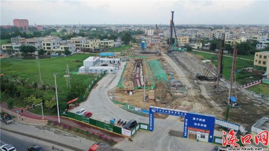 江东新区规划13号路（二期）现场一片繁忙。王聘钊 摄