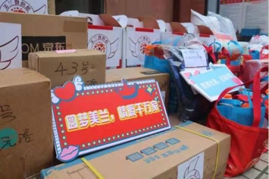 困境群众的“微心愿”礼物。美兰区委宣传部供图