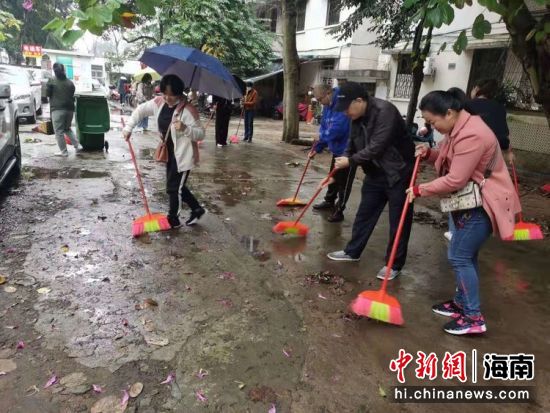 美兰区蓝天街道龙岐社区开展爱国卫生大扫除活动。美兰区委宣传部供图