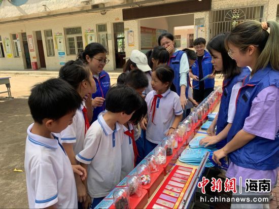 ��������������־Ը�����߽���ɽ���Ŷ�Сѧ��������ί��������ͼ