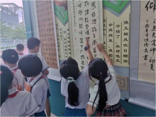 学生们观看展览。美兰区委宣传部供图