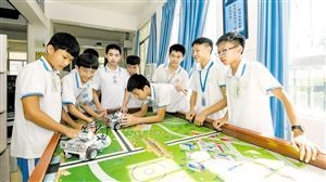 6月22日上午，在海口市长流中学机器人实验室，兴趣班的学生正在试运行用乐高模块制作的机器人。
