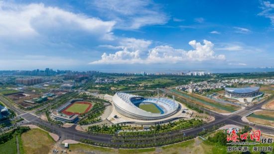 8月18日，俯瞰五源河体育场气势雄伟。海口日报记者 石中华 摄