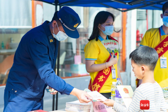 　图为消防员普及消防知识。