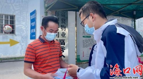秀英社工将口罩送上门。伍凤妹 摄