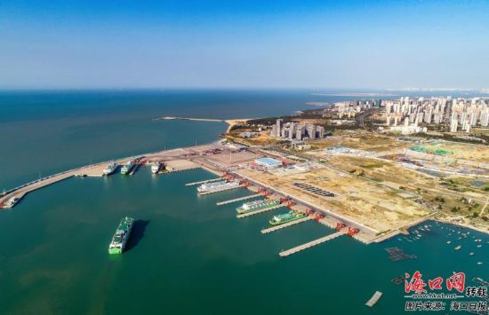 2020年5月，俯瞰新海港片区开工不久的海口市国际免税城项目。记者 康登淋 摄