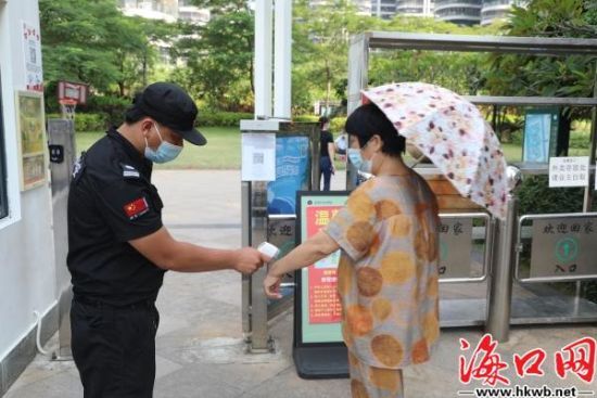 市民自觉配合进行体温检测。(秀英区供图)