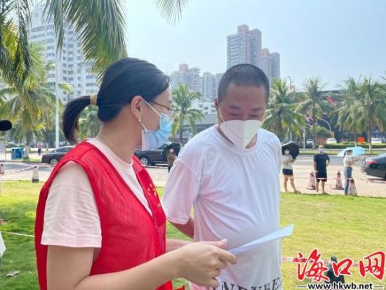 志愿者引导居民积极参与问卷调查。卢海浪 摄