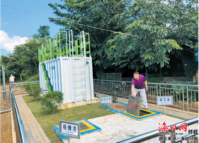 日前,在琼山区红明农场5队的农村生活污水处理厂,工作人员打开井盖进行检修。 记者 龙易强 摄