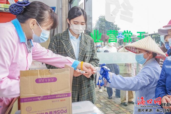 12月21日,在永敬堂秀华东店,市民有序排队免费领取退烧药品。 见习记者 孙士杰 摄