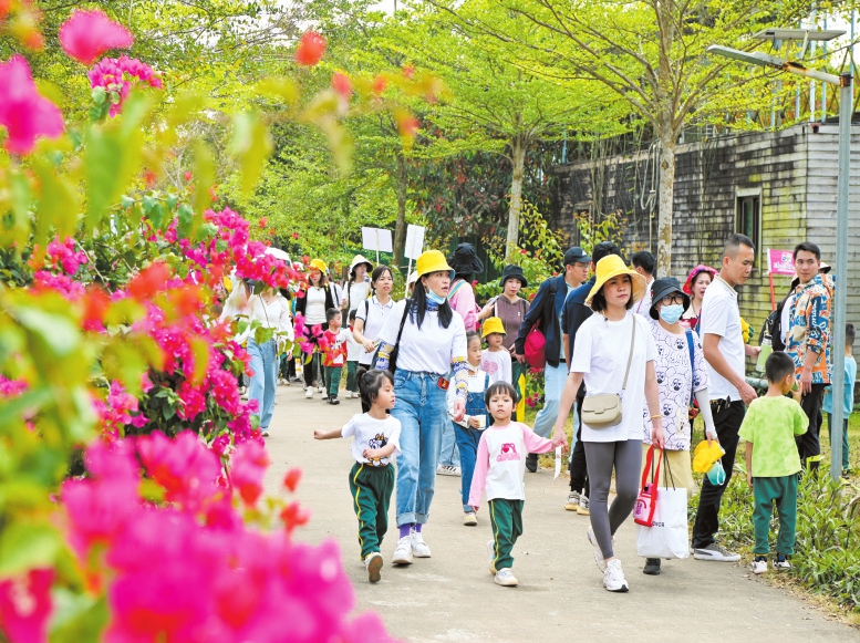 近来海口乡村游及周边游持续走旺，趁着周末时光和晴好天气，许多市民游客纷纷走进海口的美丽乡村看美景品美食。这是3月11日，游人在永兴镇冯塘绿园内赏景游玩。 石中华 摄