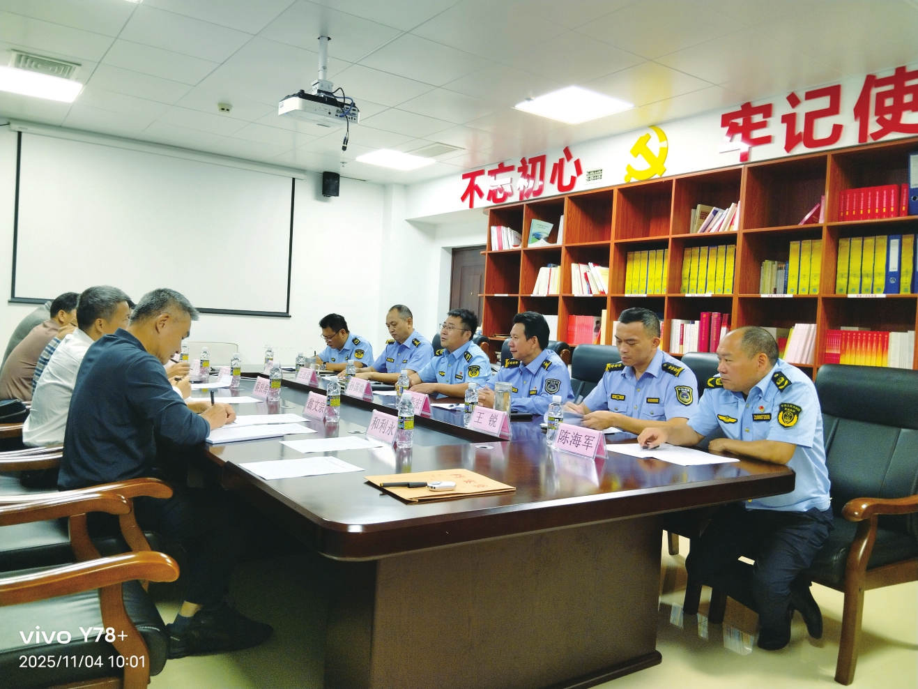 为破解执法实践难题,省市海洋和渔业执法机构开展座谈交流。和利永 摄