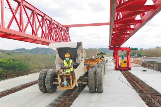 近日,儋州至白沙高速公路项目现场,工人正有序施工。 本报记者 陈元才 摄