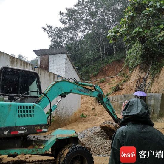 琼中什运乡紧急组织清理塌方土方。