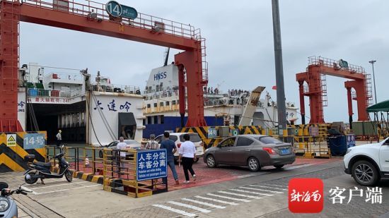 新海港内,过海车辆陆续登上鹦哥岭号,六连岭号等船舶.记者 郑光平 摄