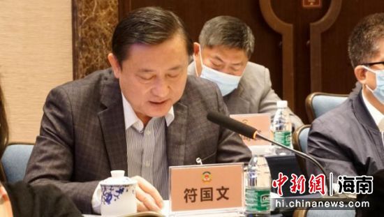 海南省政协七届四次会议联组讨论25日在海口举行。海南省政协委员符国文发言。 王晓飞 摄