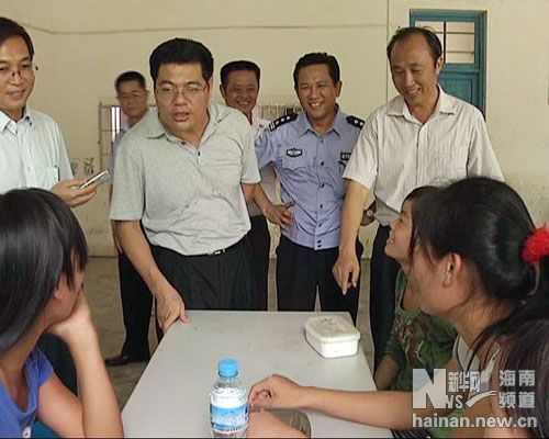 海南保亭县委书记支招:警校联合保平安