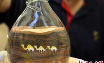 约旦艺人绘制瓶中沙画