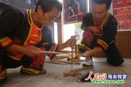 保亭黎族小伙演示钻木取火