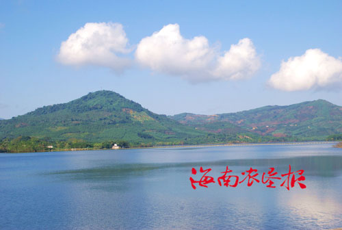 主要以由海南省人民政府批准规划的屯昌县木色湖风景名胜区为背景