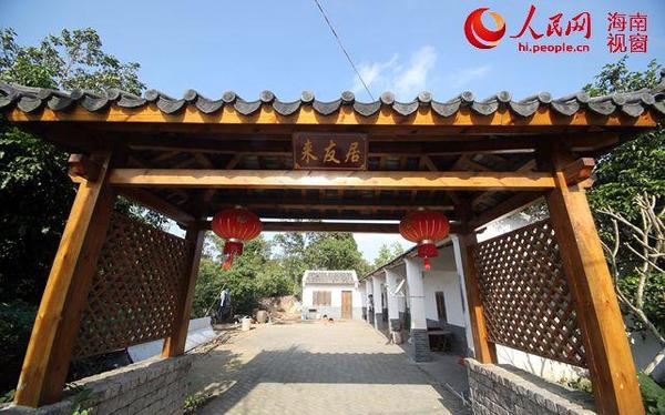 儋州历史悠久,文化灿烂,是历经11朝的文化古城,自然、人文旅游资源丰富,是西部地区旅游资源种类最多、最具特色的市县。春节临近,儋州正全市总动员,完善旅游设施,整治景区环境,并在春节期间开展多种民俗文化体育活动,以优美的景观和多姿多彩的文化活动迎接春节黄金周各地游客的到来。 东坡书院环境一新迎客来 位于儋州市中和镇,是国家级重点文物保护单位,享有天南名胜之称,蜚声海内外。北宋绍圣四年(公元1097年),苏东坡从惠州贬至儋州,历时三年多,在此居住和讲学,以文会友,传播中原文化。书院坐北朝南,院门