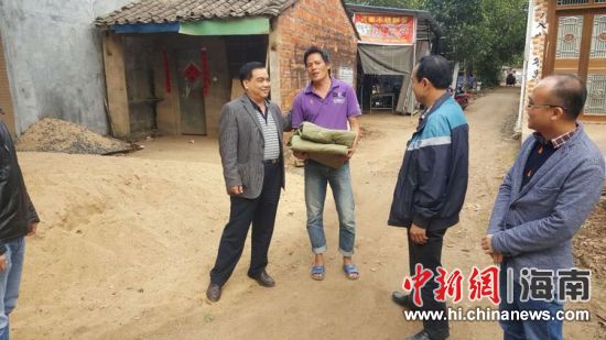 海口市政协副主席符军深入新谭村委会开展防寒