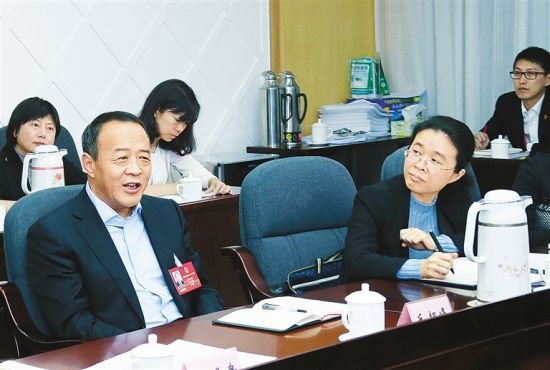 1��28�գ��μӺ���ʡ�����˴�һ�λ���Ĵ����Ƿ�������ʡ�˴�ί�Ṥ�����档ë��������μ����������ŵ����顣�����ձ����� ��Ӣͦ ��