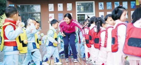 在海南省军区幼儿园，小朋友在老师的带领下快乐学习和游戏。海南日报记者 张茂 摄