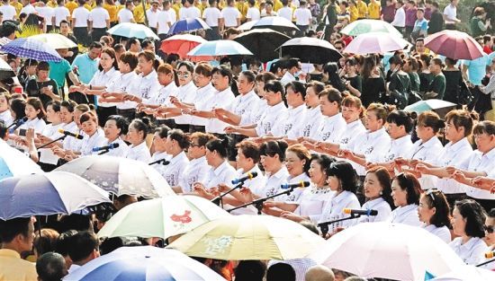 2��17�գ���������ľ���򣬡��´��շ��󼯻㡤����ͬ�����θ衱����������ڶ�Ⱥ�ڻ������롣�����ձ����� ��Ԫ�� ��