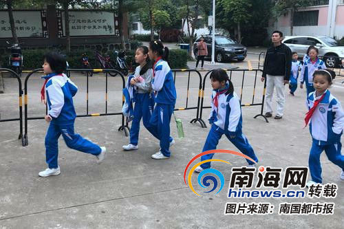26日，海口西海岸一小，孩子们到校上课。记者陈卫东摄