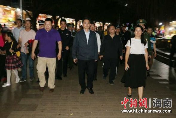 美兰区三套班子值守 确保元宵佳节辖区干净整