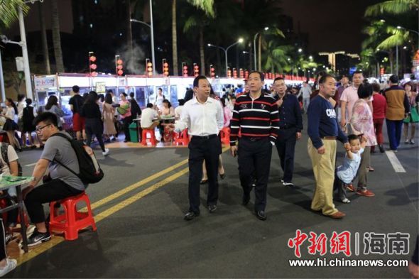 美兰区三套班子值守 确保元宵佳节辖区干净整