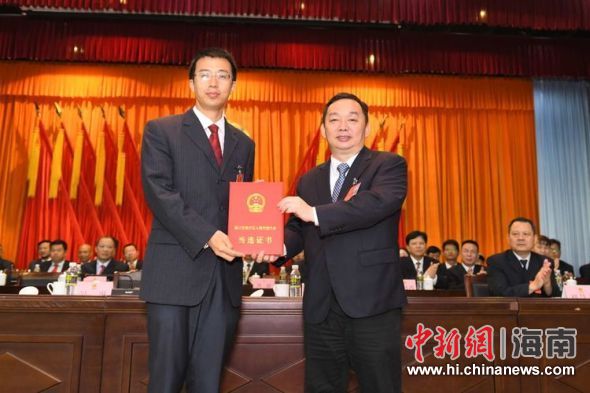 周健当选海口市美兰区人民政府区长