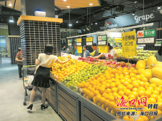 市民晚上在超市买水果。记者李银 摄