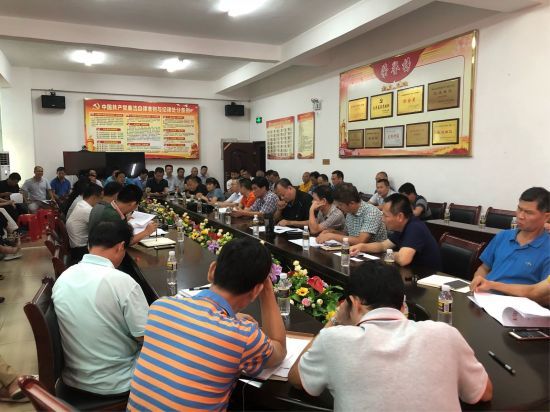 龙华区新坡镇召开贫困户脱贫攻坚新任帮扶责任