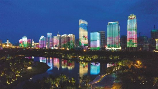 夜幕降临,海口市龙华区滨海大道上的高楼大厦光影流动.张杰 摄