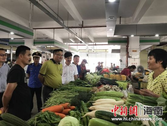 贫困人口扶贫系列号_广西钦州 开展精准扶贫文化惠民系列捐赠活动(2)