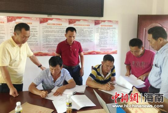 海口绕城公路土地征收协议签订。（刘平 摄）