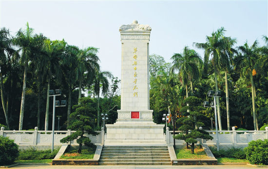 坐落在海口市人民公园内的海南革命烈士纪念碑.