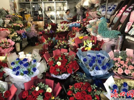 花店里摆放了各式各样的玫瑰花.陈家煜 摄