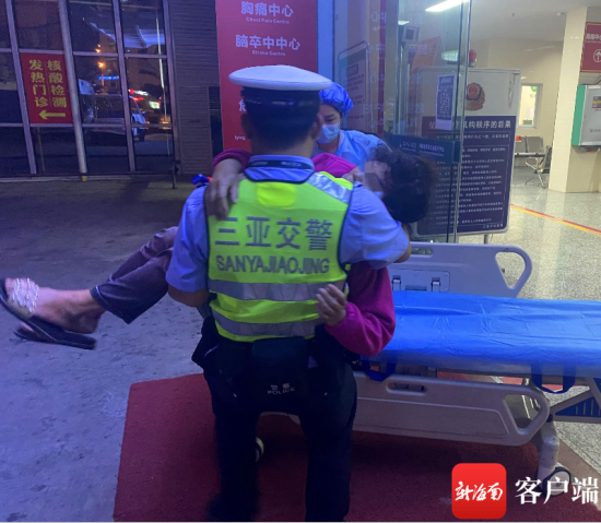 女子突发疾病晕倒 三亚交警"公主抱"紧急送医获赞