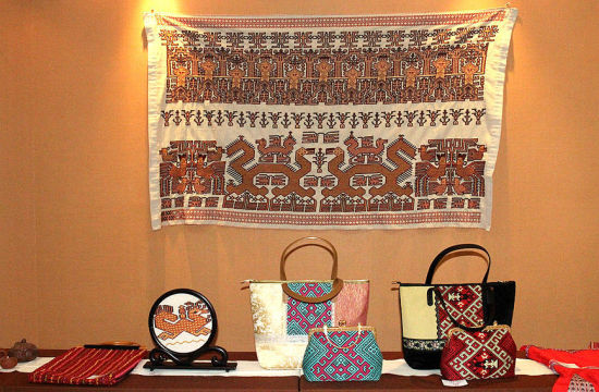 黎锦饰品(白沙黎族自治县文化馆供图)