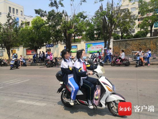一些未成年学生骑电动车上路.记者 王燕珍 摄