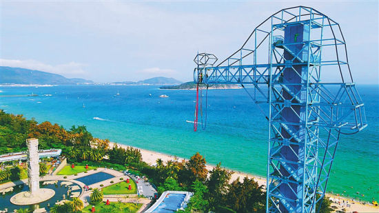 在海边的蹦极基地.(亚龙湾蹦极基地供图)