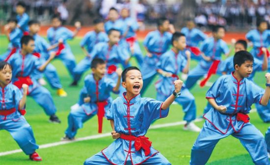 海口市美兰实验小学的学生在进行武术表演,从特色运动中感受体育的