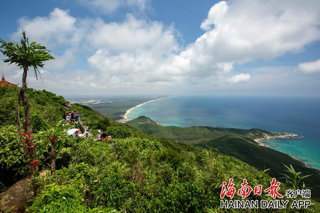 在位于海南省文昌市龙楼镇的海南铜鼓岭景区,游客在山顶拍照留影