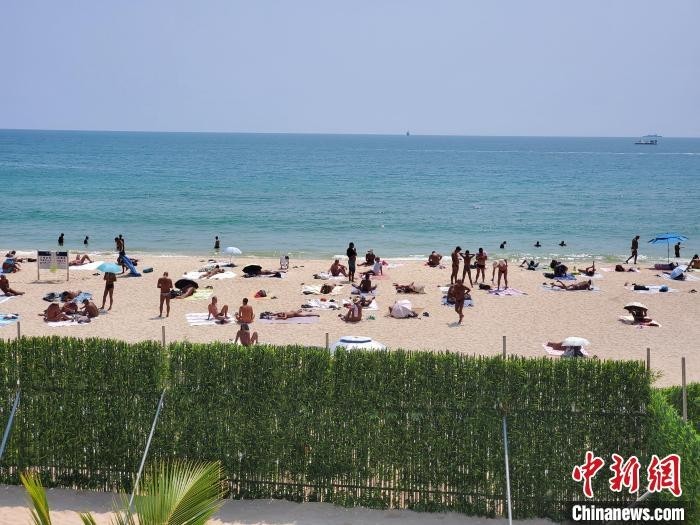 三亚大东海沙滩"隐秘"角落阳光下的"尬晒"之困何解