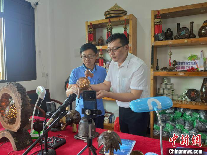 龙楼镇红海村乡村振兴工作队利用互联网平台为红海村优质椰雕工艺品"