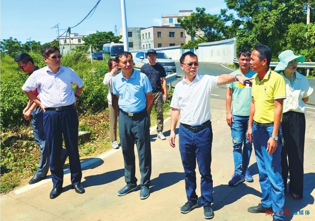 罗云等参与调研;石山镇党委书记宁辉,常务副镇长陈华祯,和平村书记