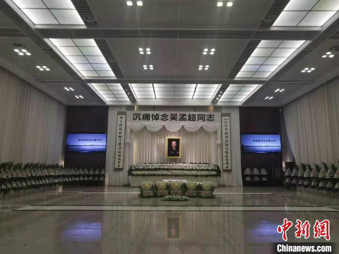 布置好的吴孟超遗体告别仪式现场. 张鹏 摄